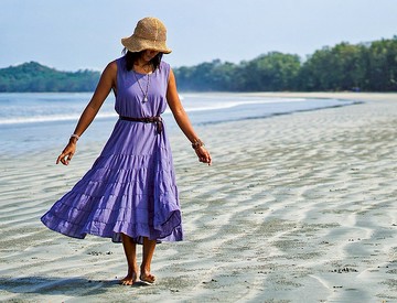 夏季的紫色薰衣草長款棉質連衣裙。 Maxi 荷葉邊優雅女裝。