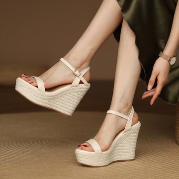 涼鞋女2023年新款高跟鞋坡跟小個子波西米亞草編鞋內增高鞋子女白