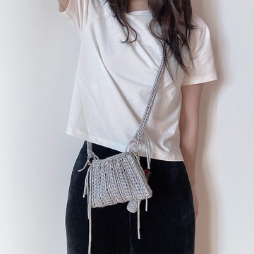 迷你銀色皮革斜背包（含唇膏包鑰匙圈）