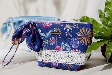 【城市印花-日本千葉】啾啾蕾絲手作化妝包 琉璃紺 斜紋布