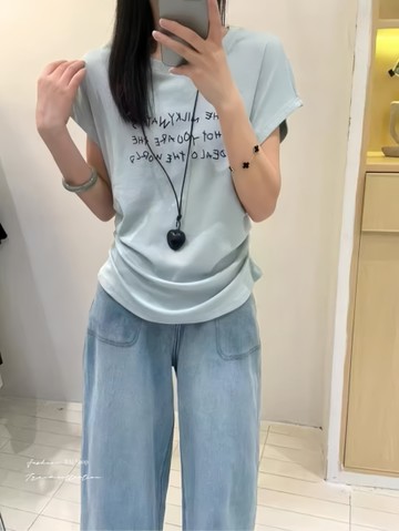 BAi白媽媽 圓領字母修身T／側抓摺收腰設計 贈項鍊－【350465】