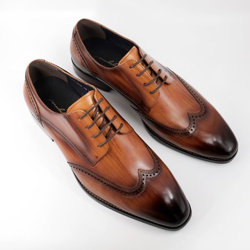 moo-men翼紋雕花手工德比鞋。焦糖棕