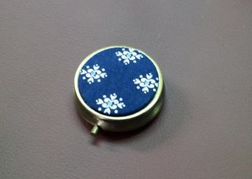 古典 古銅款 圓形 分格藥盒 迷你 隨身攜帶 小物 收納盒 藥盒