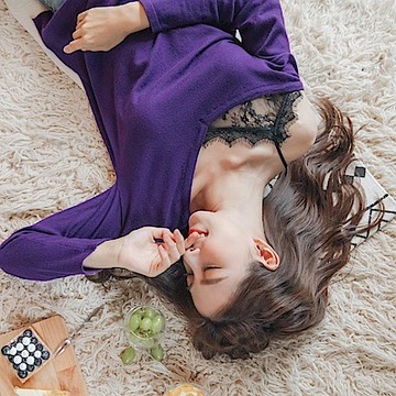 OB嚴選-假兩件露肩大開領拼接蕾絲包芯紗針織上衣