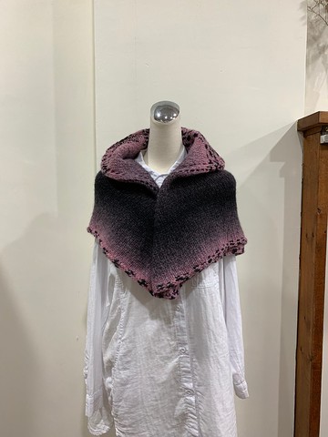 手作套頭式披肩、圍巾。黑/粉紅。義大利進口線材編織