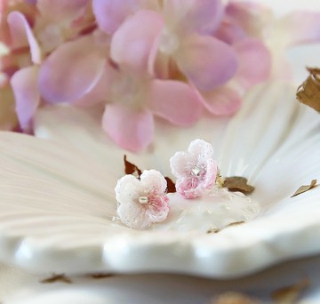 繡球小花耳針 淡雪粉紅 漸層色彩 細工編織 已定形 耐用 易配搭