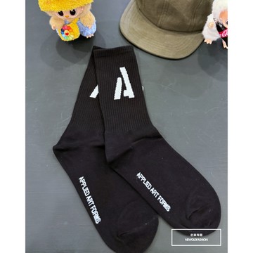 E7th.厚磅幾何A英字中筒襪-黑