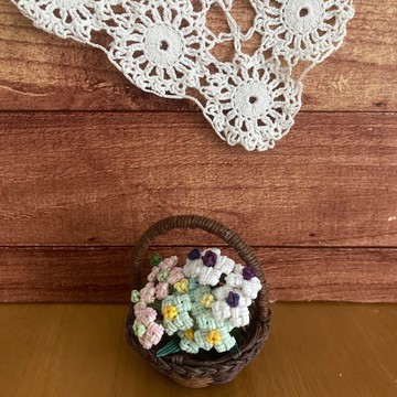 附提把籃子與花朵的紙編繩擺飾