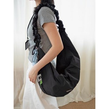 shanahs黑色斜挎包女大容量餃子包包2025新款休閑輕便牛角單肩包