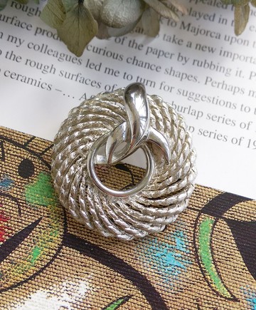 Vintage Jewelry 西洋古董飾品  銀色調 旋轉 簍空 迴圈 別針