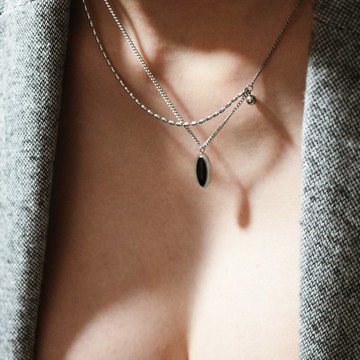 【禮物】Luxe Noir Pendant Necklace 簡約雙層黑色橢圓形吊墜項