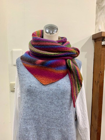 三角彩虹披肩/圍巾。手工編織。紅/綠/橘/黃/藍段染