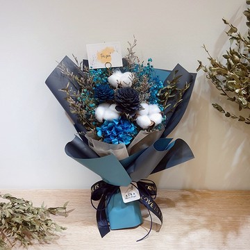 【KIRA與花花藝】山野萬里/永生花花束中款-黑夜藍/乾燥花花束/生日花束/情人節花束/畢業花束/生日禮物/情人節禮物/母親節花束/教師節