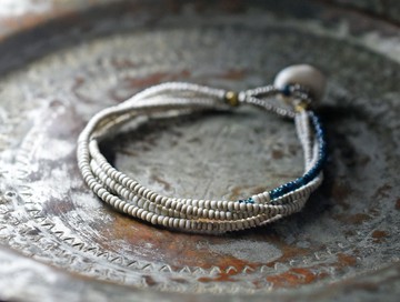 古董白小圓珠與靛藍古董珠編織的四圈手鍊，貝殼釦環