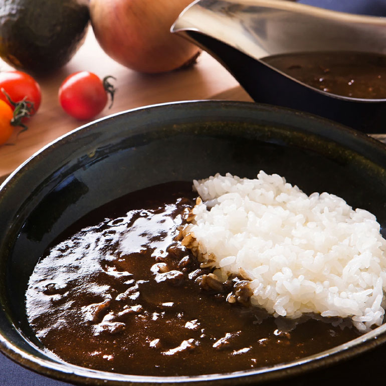 ★ 宮城牛すじ黒カレー 中辛 200g 6箱セット 送料無料 株式会社やくらいフーズ レトルトカレー お取り寄せグルメ 牛すじ 牛肉 レトルト食品