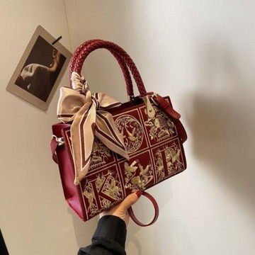 今年流行紅色中國風刺繡包包女2024百搭斜挎包新款手提托特小方包