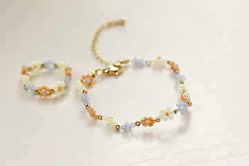 午夜的森林。小花朵米珠戒指手鏈set。春日花園色系