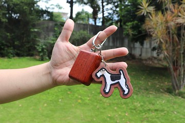 Wirefoxterrier 剛毛獵狐梗 皮革刺繡鑰匙圈 站姿款 加 絨布袋