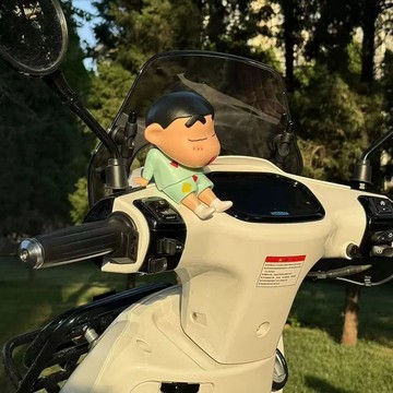 臺灣出貨🤩【蠟筆小新】踏板摩托車裝飾卡通小公仔車載擺件 機車摩托車 電瓶車