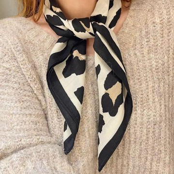 白色絲巾 大豹紋絲巾 方巾 頭巾 簡約 現貨 質感 領巾 貴婦 高級 髮帶 包巾 脖圍 飾品 方巾 SA062_1