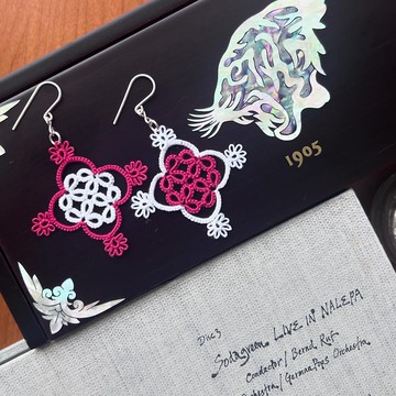 │Littlemoliu│手工梭編 - 拼色海棠花圖案耳環 - 酒紅 + 白