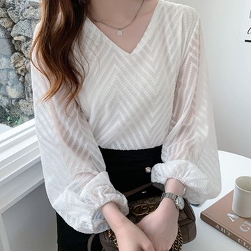 La Belleza法式V領菱形紋燈籠袖寬鬆遮肉雪紡上衣