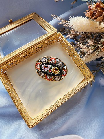 美國西洋古董飾品/ 義大利微型馬賽克黑底花卉橢圓金屬框邊胸針