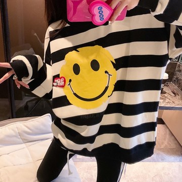 La Belleza黃色笑臉英文字印花圓領黑白寬橫條寬鬆衛衣T恤