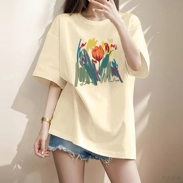 伊人衣舍 大尺碼女裝短袖上衣 杏色 短袖T恤 夏季 長版t恤 寬鬆上衣短袖 休閒 中長款 大碼女裝上衣 印花 t恤