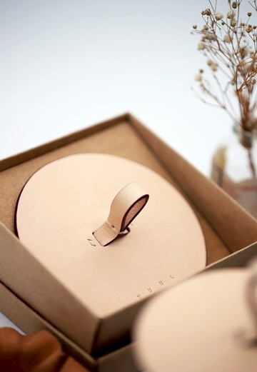 生活系列-植鞣色優雅皮革杯蓋 紅色邊油