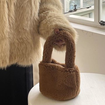 日系小眾水桶包羊羔毛毛包包冬季2025新款ins手提可愛毛絨手拎包