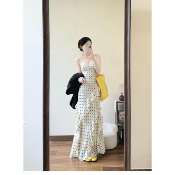蕾絲花邊拼接波點洋裝 小清晰海邊洋裝 通勤穿搭 長洋 收腰剪裁荷葉邊長裙 夏天洋裝  度假風氣質洋裝 吊帶洋裝