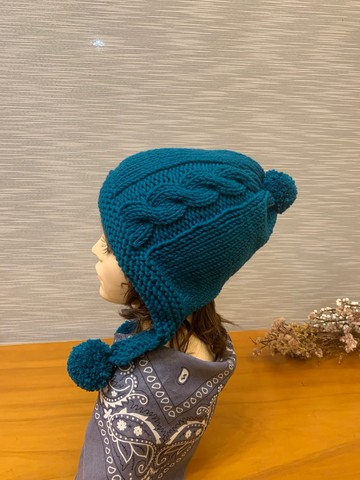 手工編織護耳毛線帽。麻花球球毛線帽。帽頂加球款。孔雀綠毛帽。
