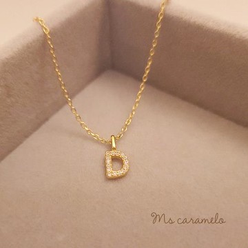 【焦糖小姐 Ms caramelo】925純銀鍍K黃 英文字母D 項鍊