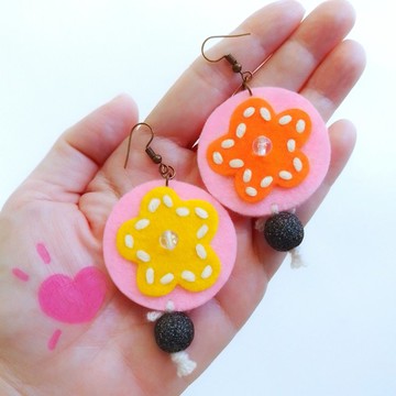 純手工不規則造型耳環，刺繡著毛線與珠飾於毛氈上，尺寸為 1.5x3.25 英吋。