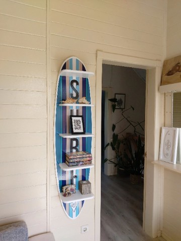 白色、棕的衝浪板形木製浮動書架