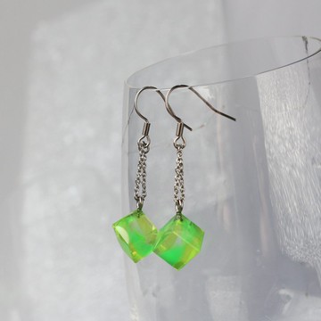 螢光衝擊 / 冰滴系列 / 垂墜式樹脂耳環 / 單隻