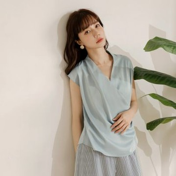 OB嚴選-光澤感V領蓋肩腰抓褶上衣《AB18342-》