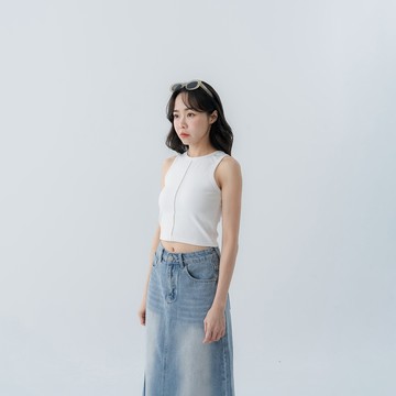 QUEENSHOP_S 女裝 前中褶線設計短版削肩背心-白S/M 現+預 【01150483】