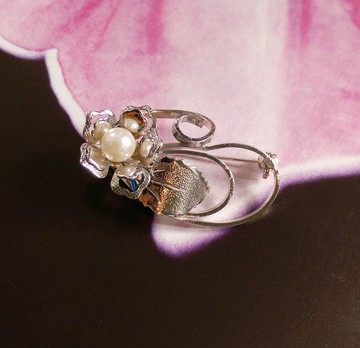 Vintage Jewelry  立體 銀色鰾 優雅 細緻 仿珠花 別針 胸針