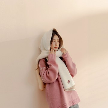 QUEENSHOP_F 姵萱聯名 手繪花花刺繡雙色設計針織圍巾 現+預 【07130042】