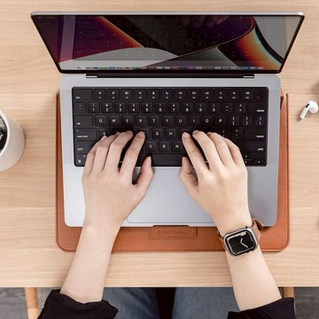 MacBook Pro 14吋 EasyStand 手工皮革支架包 2021-25 M1-M5 黑色