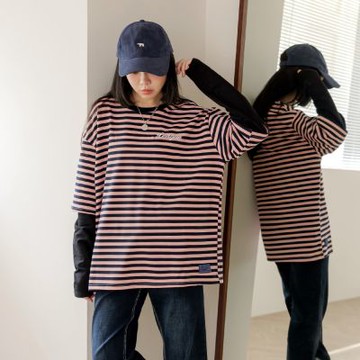 OB嚴選中大尺碼-假兩件橫條紋刺繡落肩長袖上衣《KL1499》