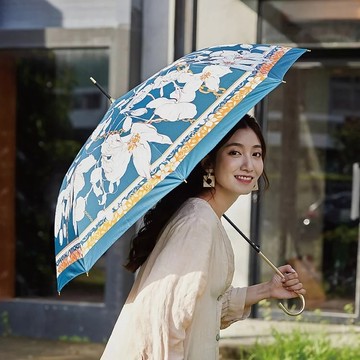 【周周生活】繁花絲巾金柄彎頭直傘｜輕量日系長柄傘｜抗UV防潑水｜晴雨兩用