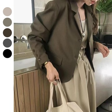俐落修身排扣西裝外套 微墊肩短版翻領西裝外套 雙釦 翻領 口袋 簡約 翻領長袖外套 短版外套【N8BO1138】