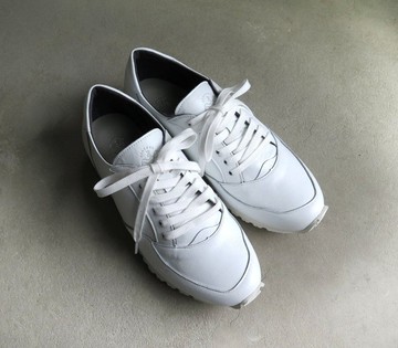 【全白】纖細外型卻寬敞舒適｜男女皆宜的真皮質感成人運動鞋