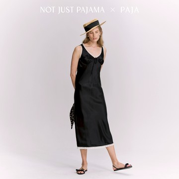 Not Just Pajama 英倫牧場系列 真絲斜裁蕾絲V領吊帶睡衣洋裝 - 黑色-M