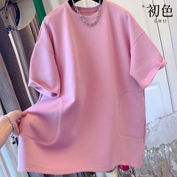 初色 簡約寬鬆透氣慵懶風純色圓領短袖口袋T恤上衣女上衣-共3色-12243(M-4XL可選/現貨+預購)