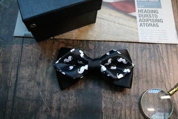 黑色缎面胡子印花领结双层钻石型蝴蝶结