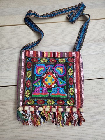 有禮貌穿搭 民族風 刺繡圖騰 流蘇款 側背包